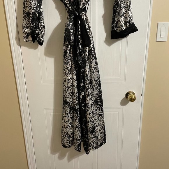 Oscar De La Renta Black and White Abstract Pattern Robe - Picture 4 of 10